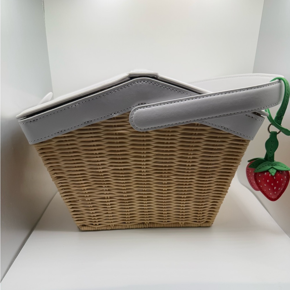 NWOT! BLOGGERS FAV!  Kate Spade Wicker Picnic Basket Strawberry White Crossbody - Picture 4 of 8